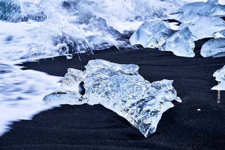Schwarzer Sand am Jökulsarlon in Island