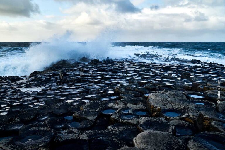 Meeresgischt am Giant's Causeway in Nordirland