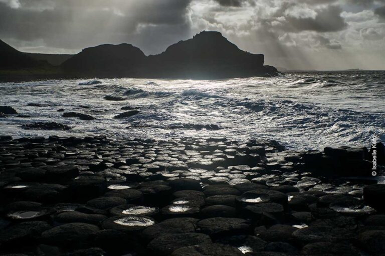 Wolken über dem Giant's Causeway in Nordirland